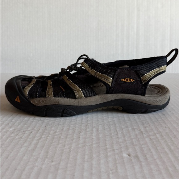 Keen Men’s Newport H2 In Black/Stone Gray main image 10